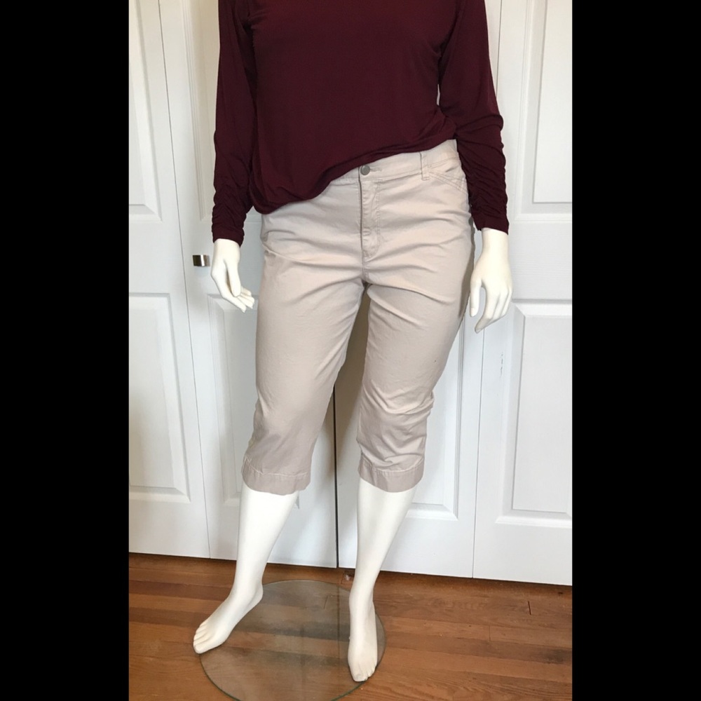 BANDOLINO Light Kahaki Capris Size 14